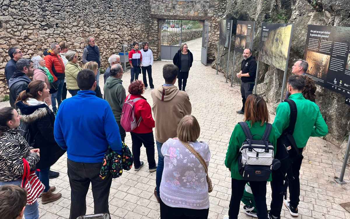 Imatge d'una de les visites a les Coves de l'Espluga