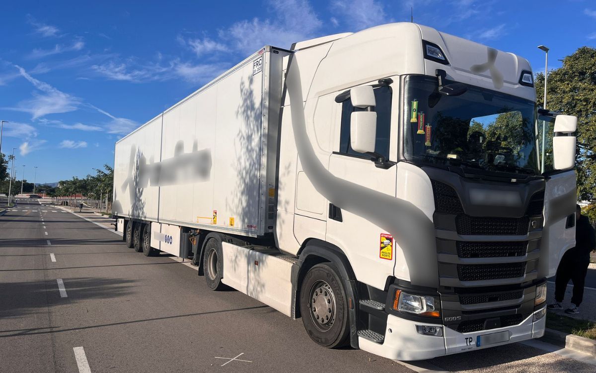 El vehicle i la càrrega van quedar retinguts a Cambrils a l'espera de nous conductors