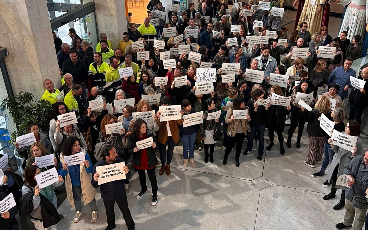 Membres dels sindicats s'han concentrat al vestíbul de l'Ajuntament