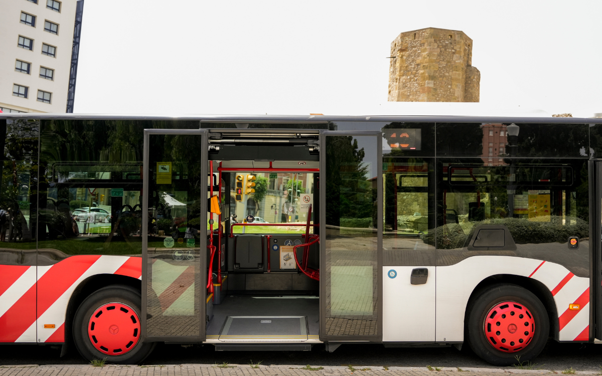 Els atacs amb pedres en diversos autobusos de l'EMT s'han produït als barris de Ponent durant els darrers mesos.