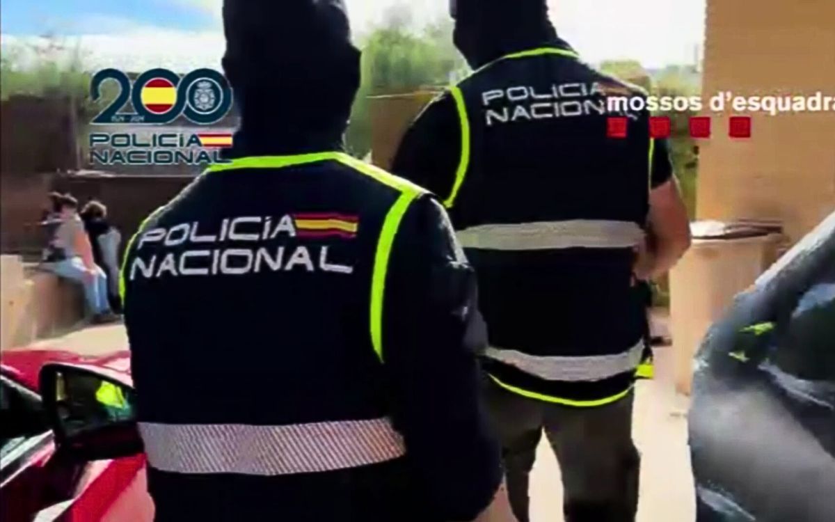 Dos agents de la Policia Nacional en un dels escorcolls