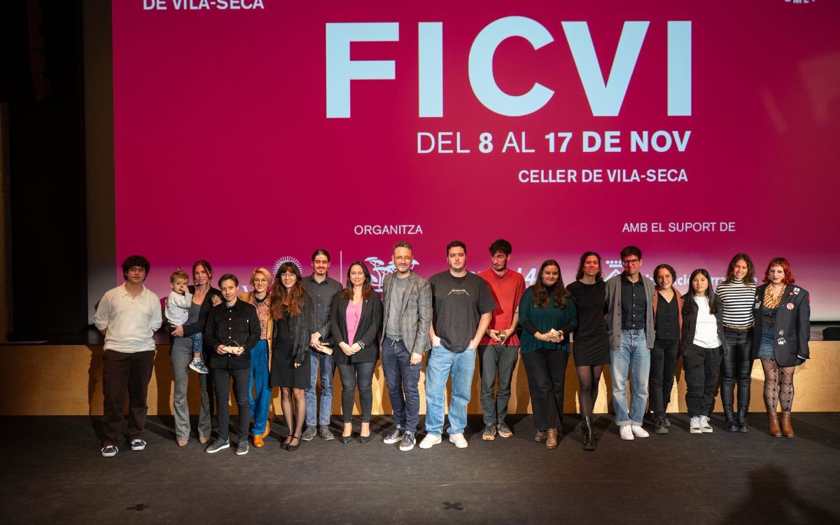 Fotografia de família dels premiats i el jurat del FICVI 2024