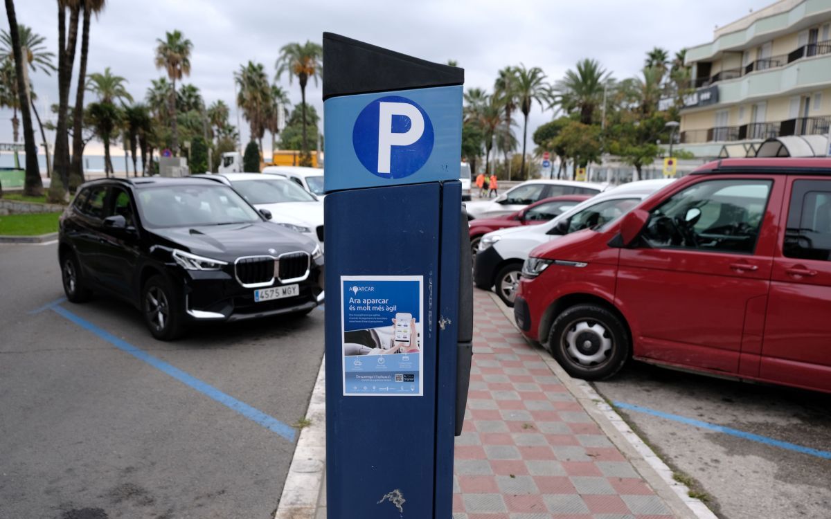 Aparcaments de la zona blava davant la platja del Regueral