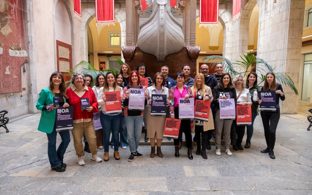 Foto de família de la presentació de la Xarxa Noa al Pati Jaume I del Palau Municipal de Tarragona.