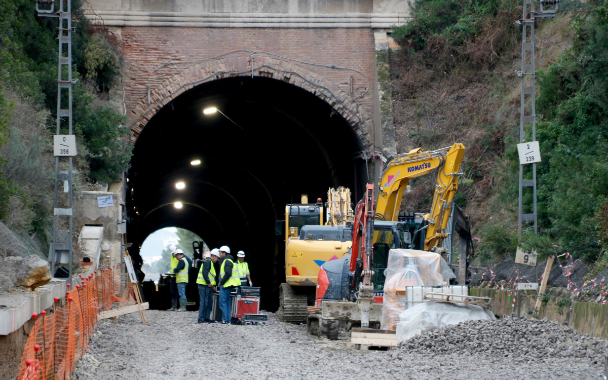 Imatge de les obres que es fan al túnel ferroviari de Roda de Berà.