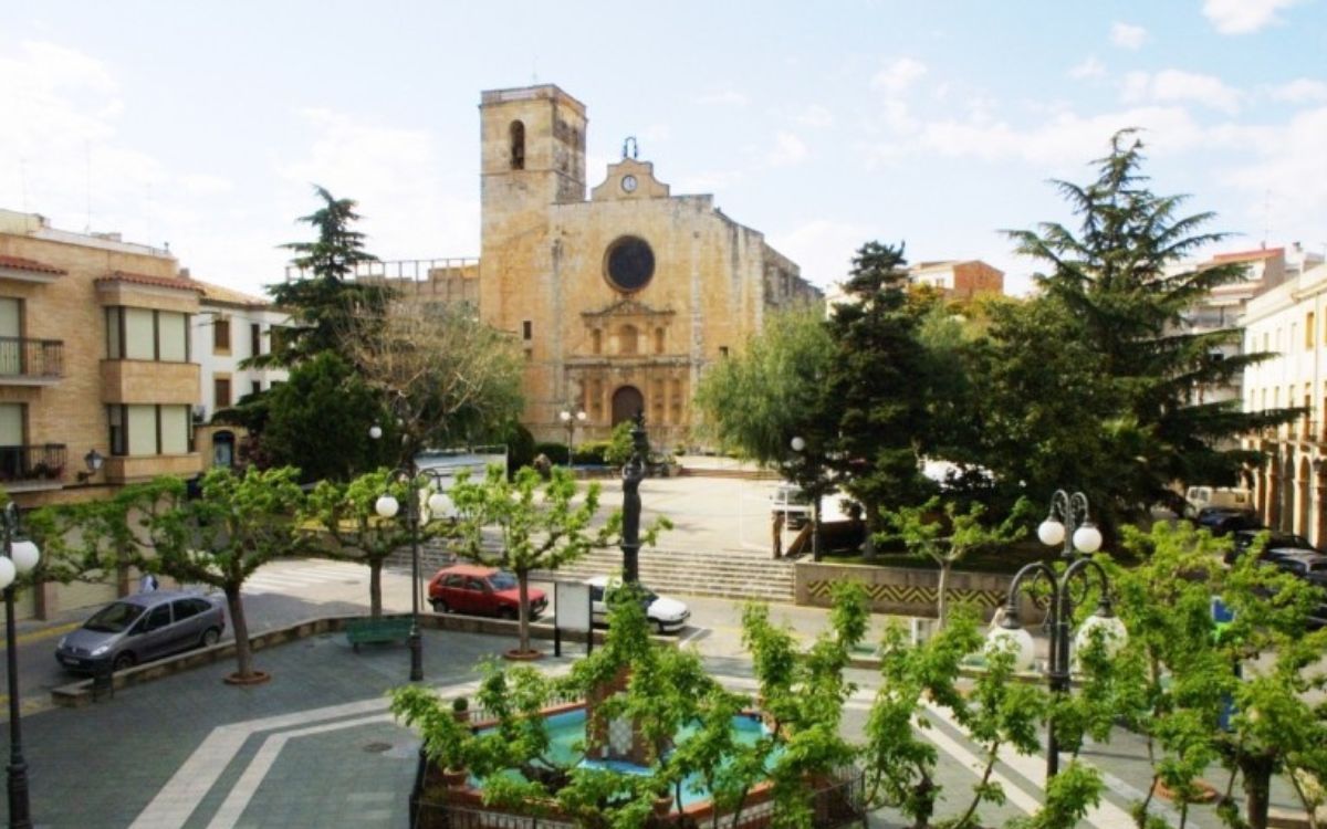 Imatge d'arxiu de la plaça de l'església de Riudoms