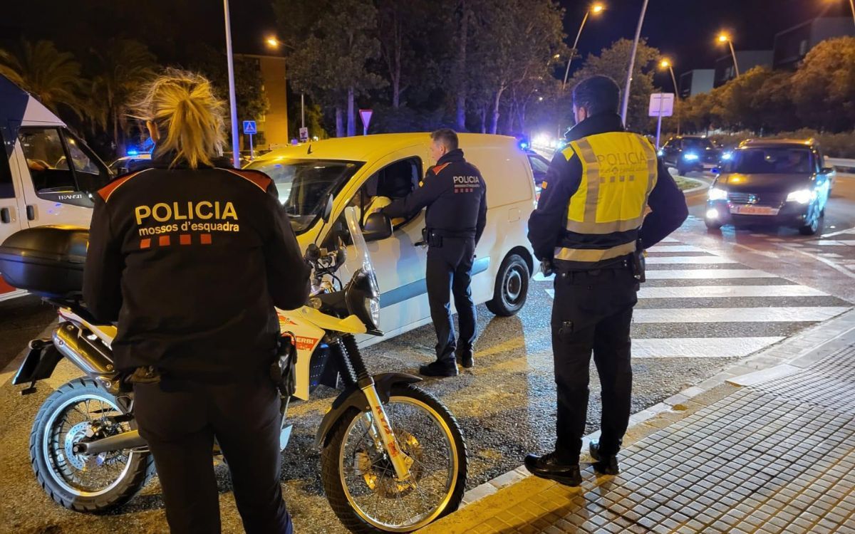 Van participar efectius de la Guàrdia Urbana, els Mossos d'Esquadra i la policia espanyola