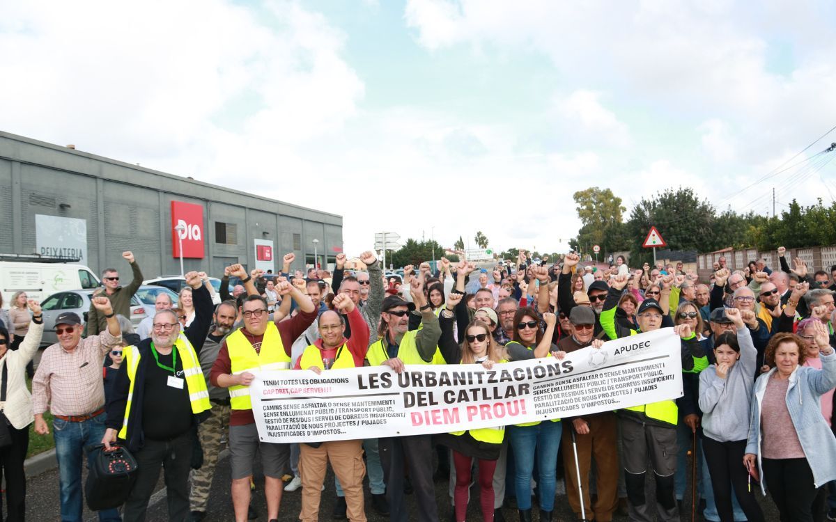 Els veïns i veïnes del Catllar han tallat la carretera i no descarten noves mobilitzacions.