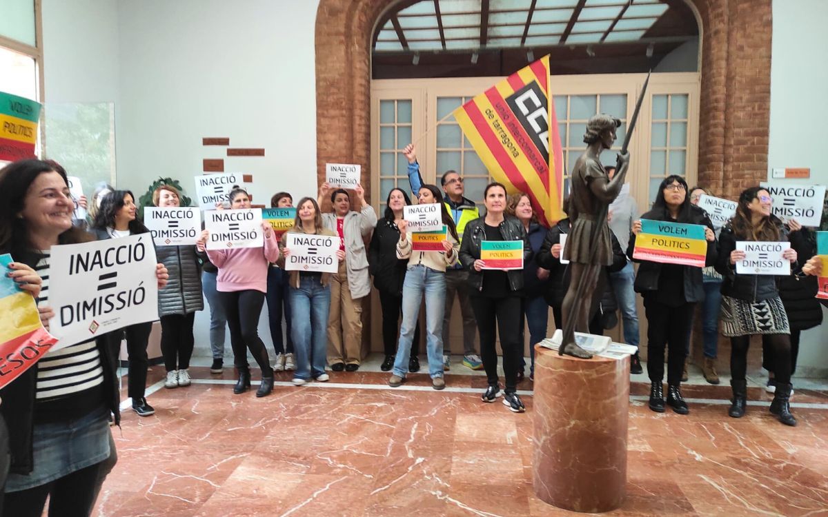 La protesta ha tingut lloc al hall de l'edifici amb seu a Reus