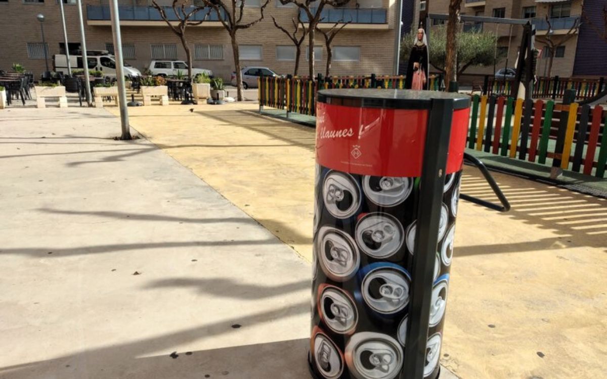 Una de les compactadores, a la plaça de l'Almadrava de l'Hospitalet