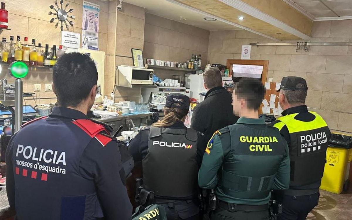 Durant l'operatiu policial conjunt es va inspeccionar vuit locals a Salou.