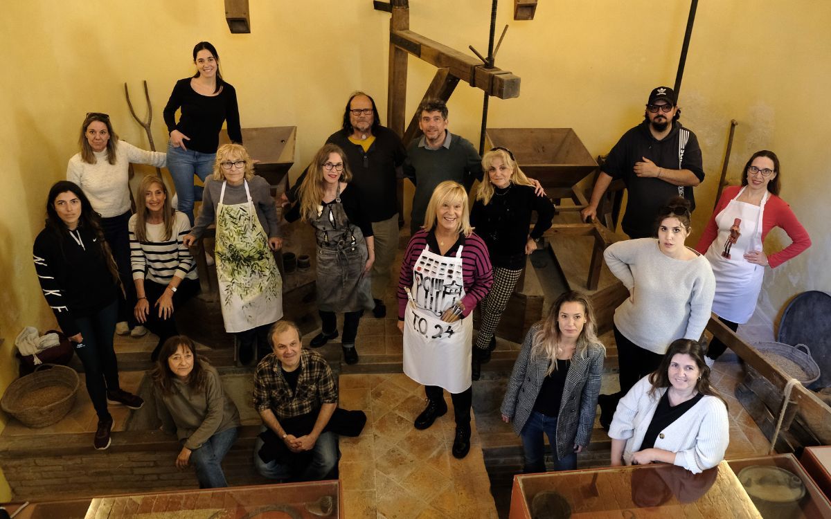 Els creadors participants, amb el regidor Jordi Barberà, a l'antic Molí de les Tres Eres