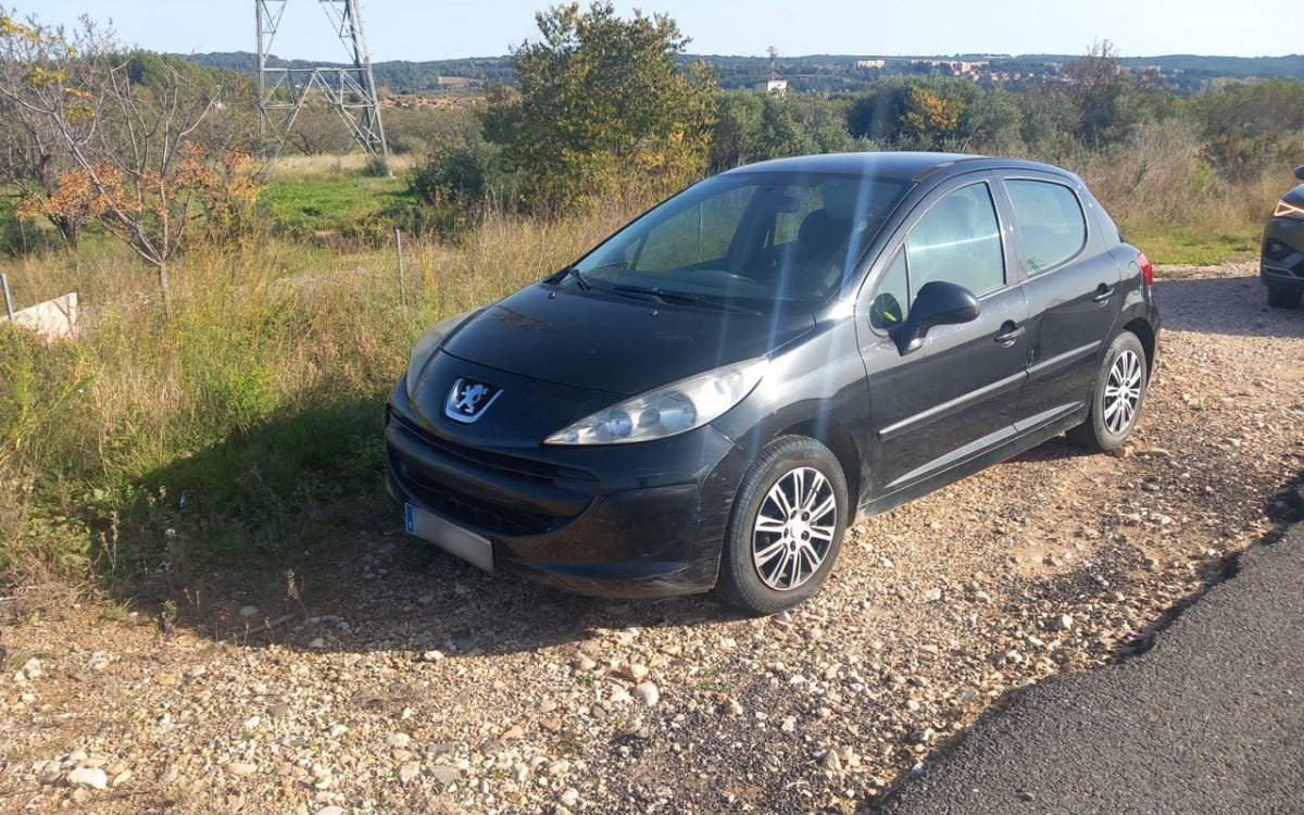 Imatge del vehicle en què els dos detinguts van fugir del control policial dels Mossos a la T-11.