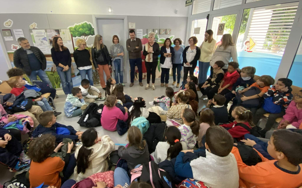 Els infants de l'Escola Joan Miró han visita la sala d'espera del CAP de Miami Platja per comprovar el resultat final de la seva iniciativa.