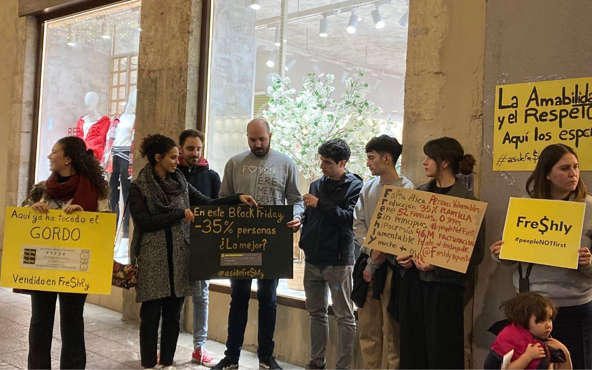 Imatge de la protesta que alguns dels treballadors afectats per l'ERO de Freshly van fer a Reus.