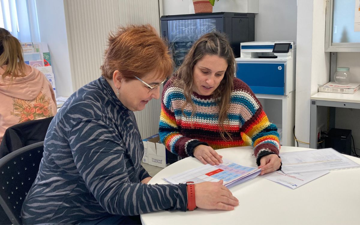 Una de les persones beneficiàries amb una monitora del servei