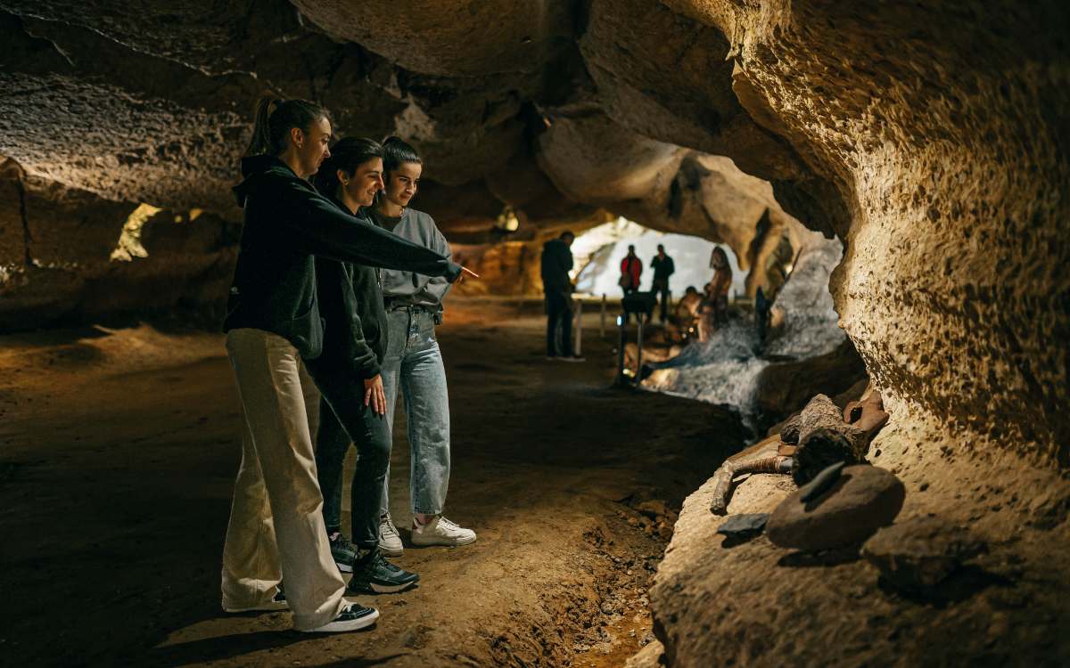 Imatge de l'interior de les Coves de l'Espluga de Francolí