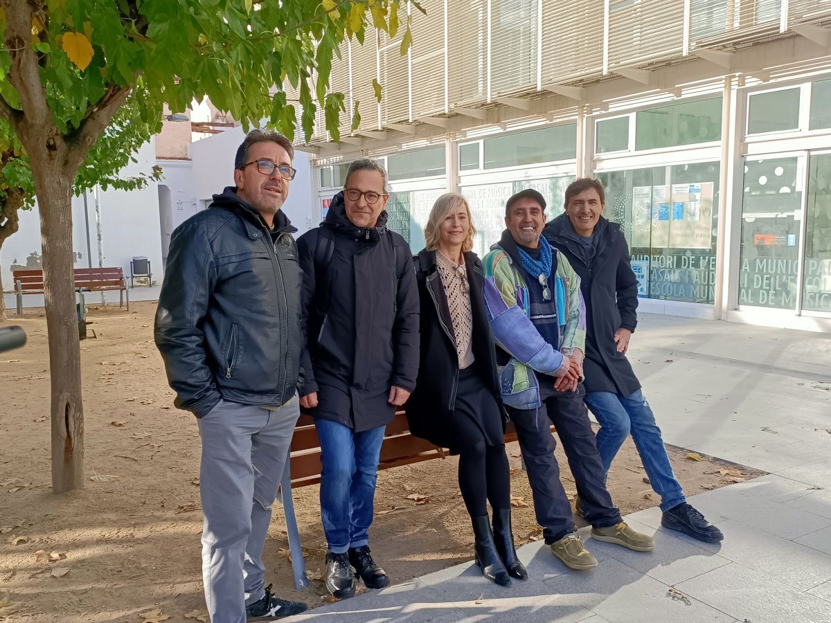 Els Lax'N a la plaça del Tívoli amb la regidora de Cultura