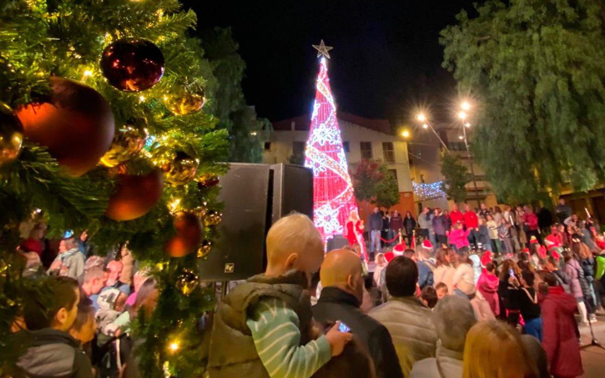 L'encesa de llums va donar el tret de sortida a la campanya de Nadal a Mont-roig del Camp.