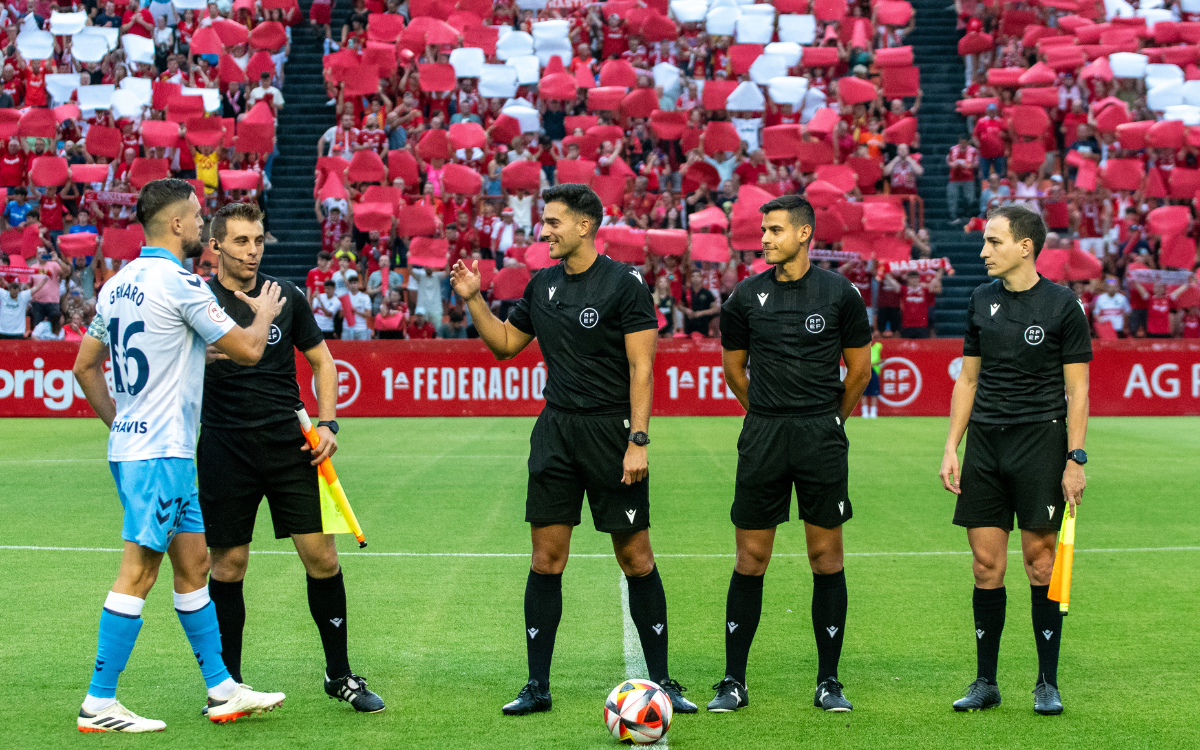 L'àrbitre Eder Mallo Fernández, saludant el capità del Màlaga en la prèvia del partit disputat el 22 de juny al Nou Estadi.