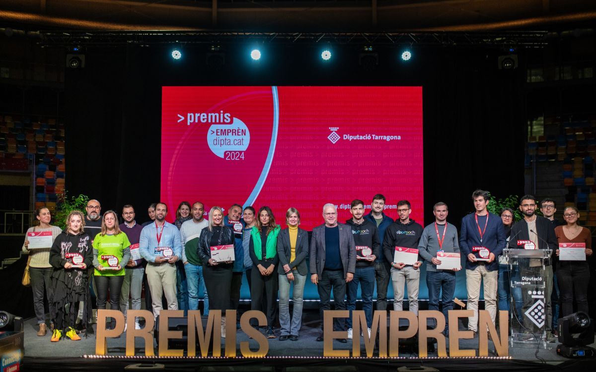 Fotografia de família amb els deu guardonats en els premis.