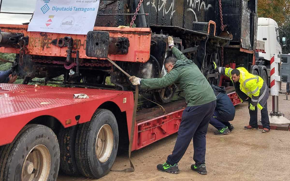 Imatge del trasllat de la locomotora de Valls