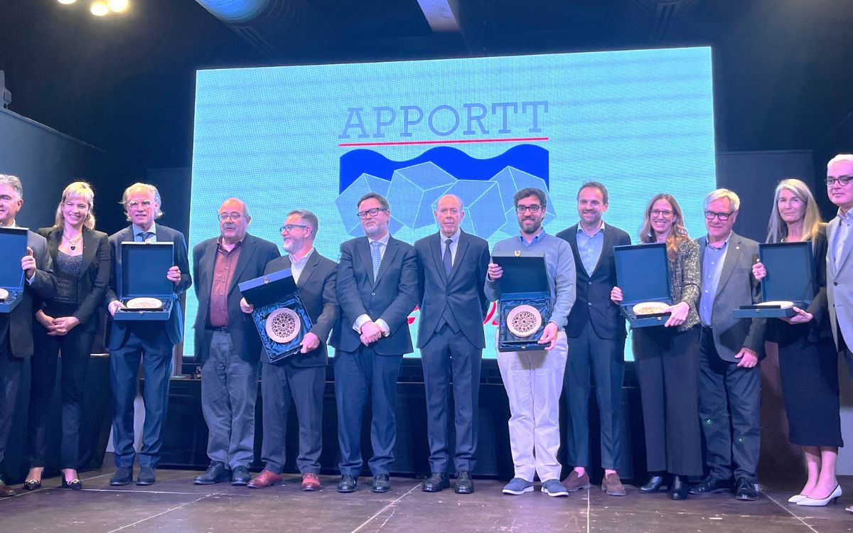 Fotografia de família dels premiats durant la gala APPORTT.