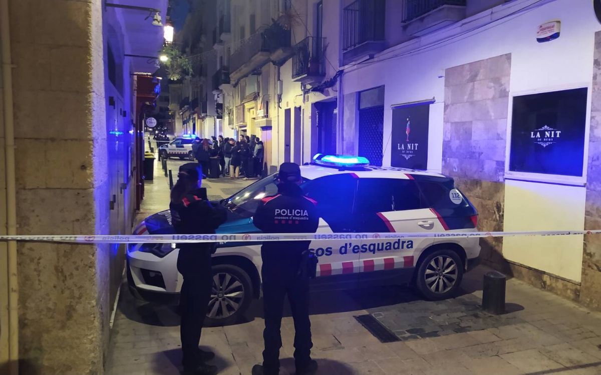 Imatge de l'operatiu dels Mossos tallant el carrer de Santa Anna