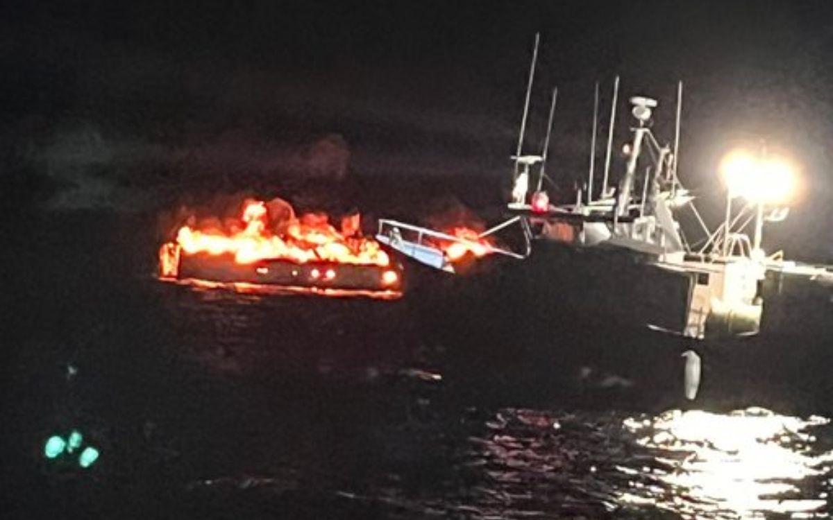 Imatge del vaixell de pesca que s'ha incendiat a la costa tarragonina.