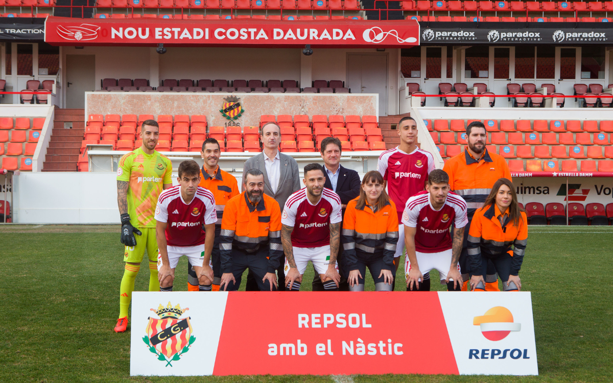 L'acord entre Repsol i el Nàstic s'ha escenificat en un acte sobre la gespa del Nou Estadi Costa Daurada.