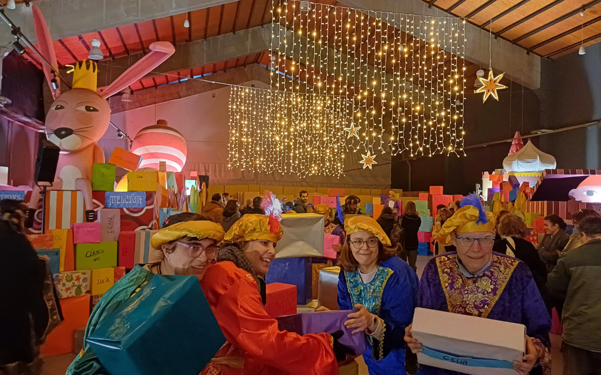 Els patges del Magatzem Reial de Tarragona treballen aquests dies per deixar a punt l'espai de cara a les visites dels infants i les seves famílies.