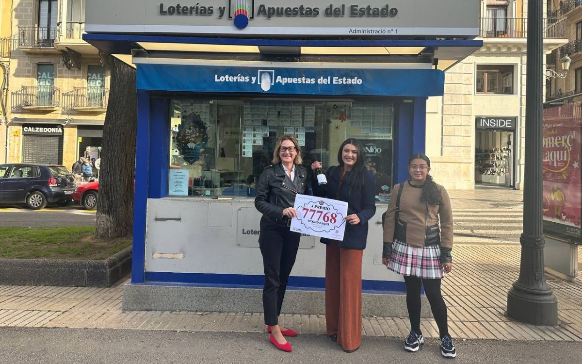 Alegria al quiosc del número 39 de la Rambla Nova, que va reobrir portes fa uns mesos i ha repartit un premi de la Loteria de Nadal.