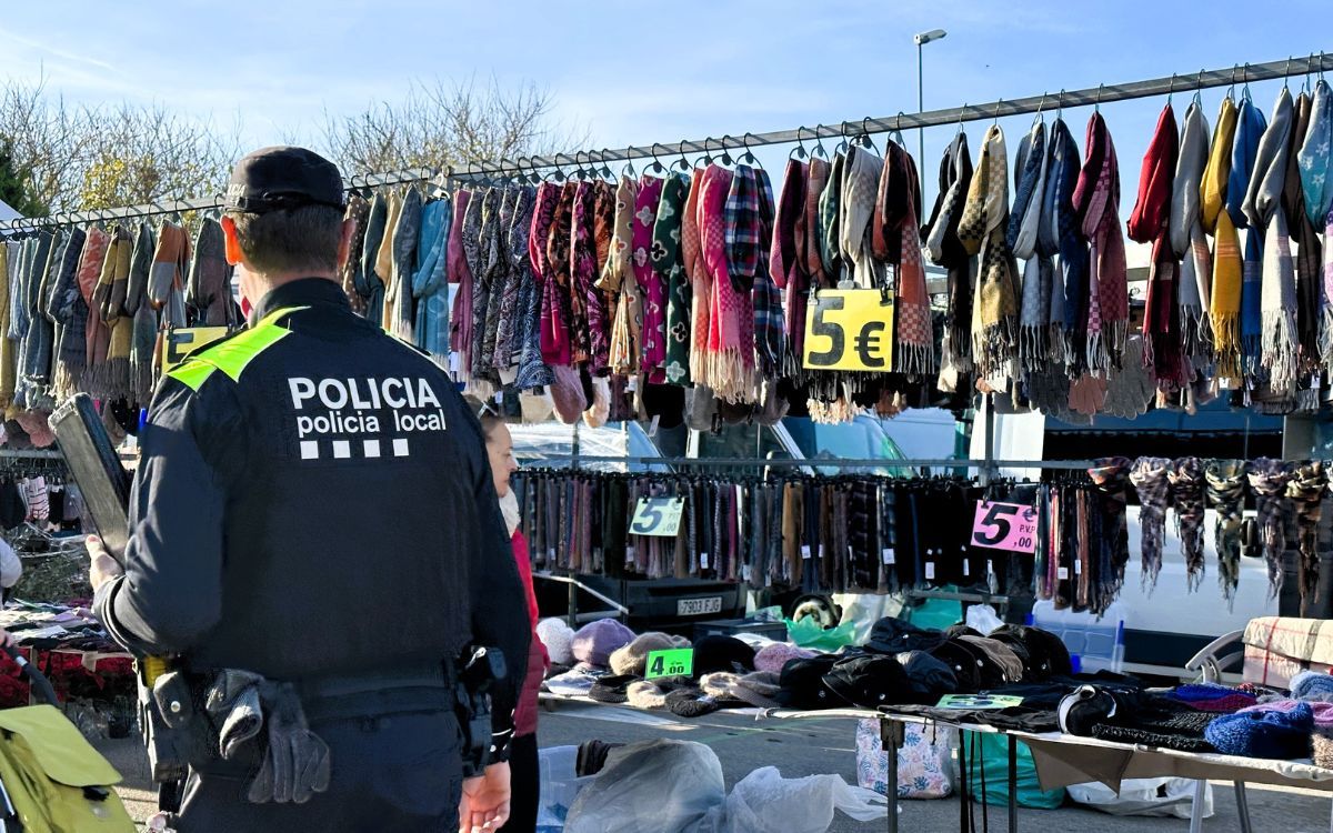 La policia va inspeccionar parades del mercat de Torredembarra per detectar falsificacions.