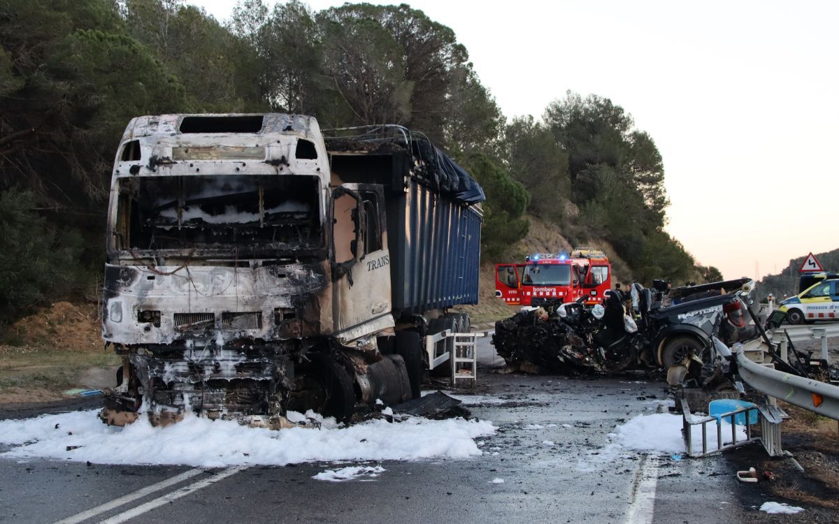 Imatge del camió i el turisme accidentats a l'N-420.