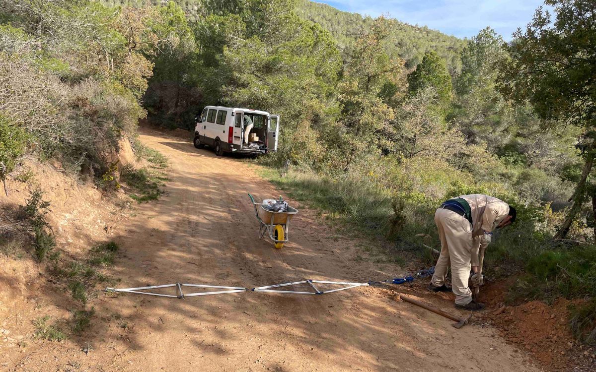 Un operari instal·lant els comptadors digitals en un punt del recorregut