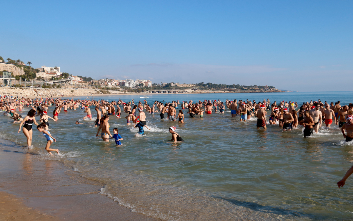 Centenars de persones han gaudit de la 39a edició del bany de Sant Silvestre a la platja del Miracle.