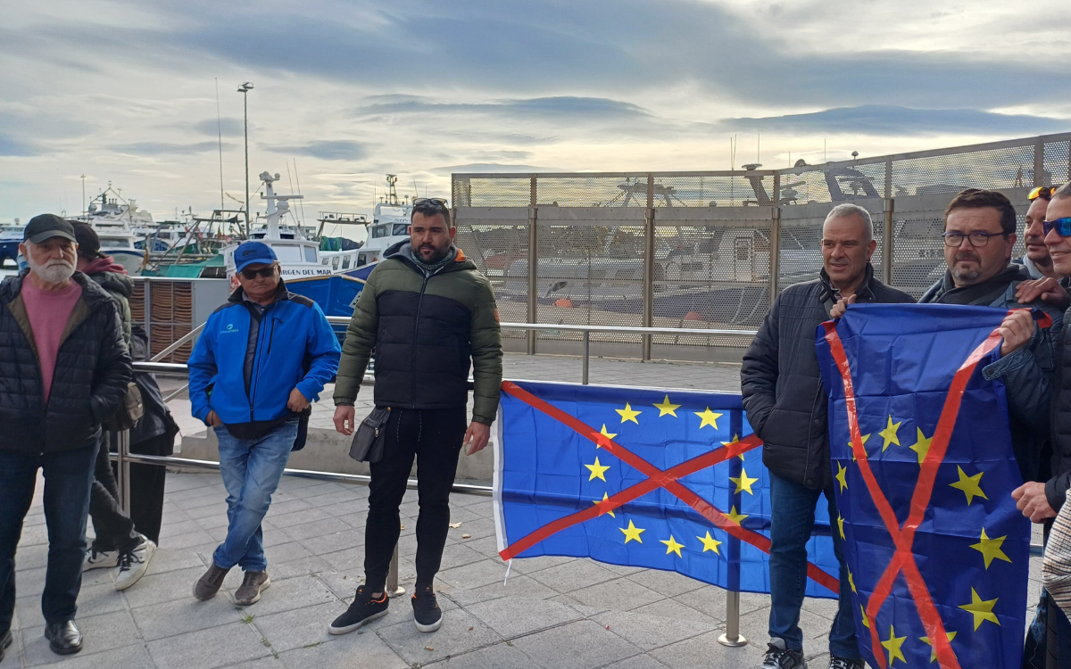 El pescadors han mostrat el seu rebuig a les decisions de les administracions que afecten al sector.