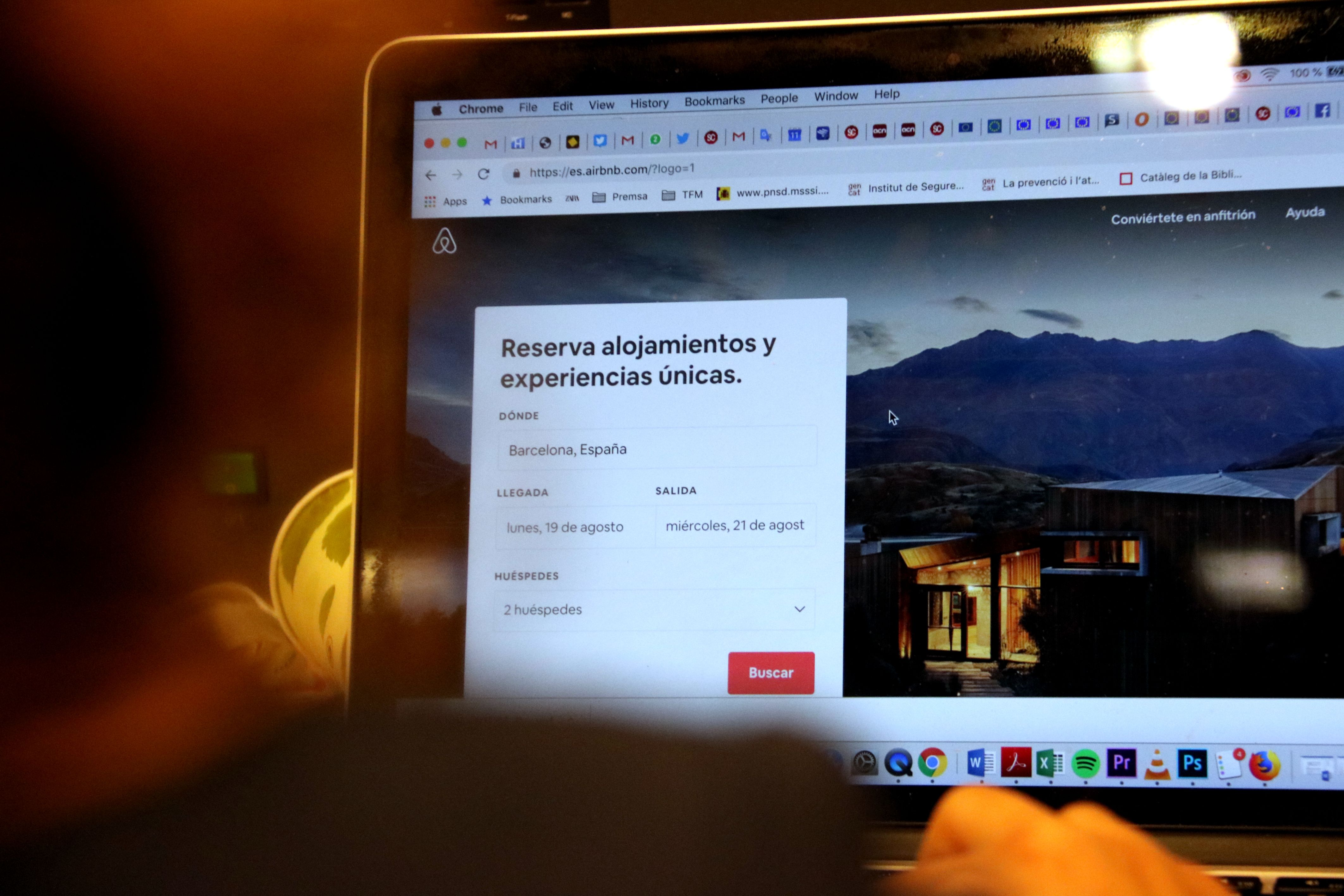 Un usuari consulta la pàgina web d'Airbnb on molts allotjaments il·legals s'hi anuncien.