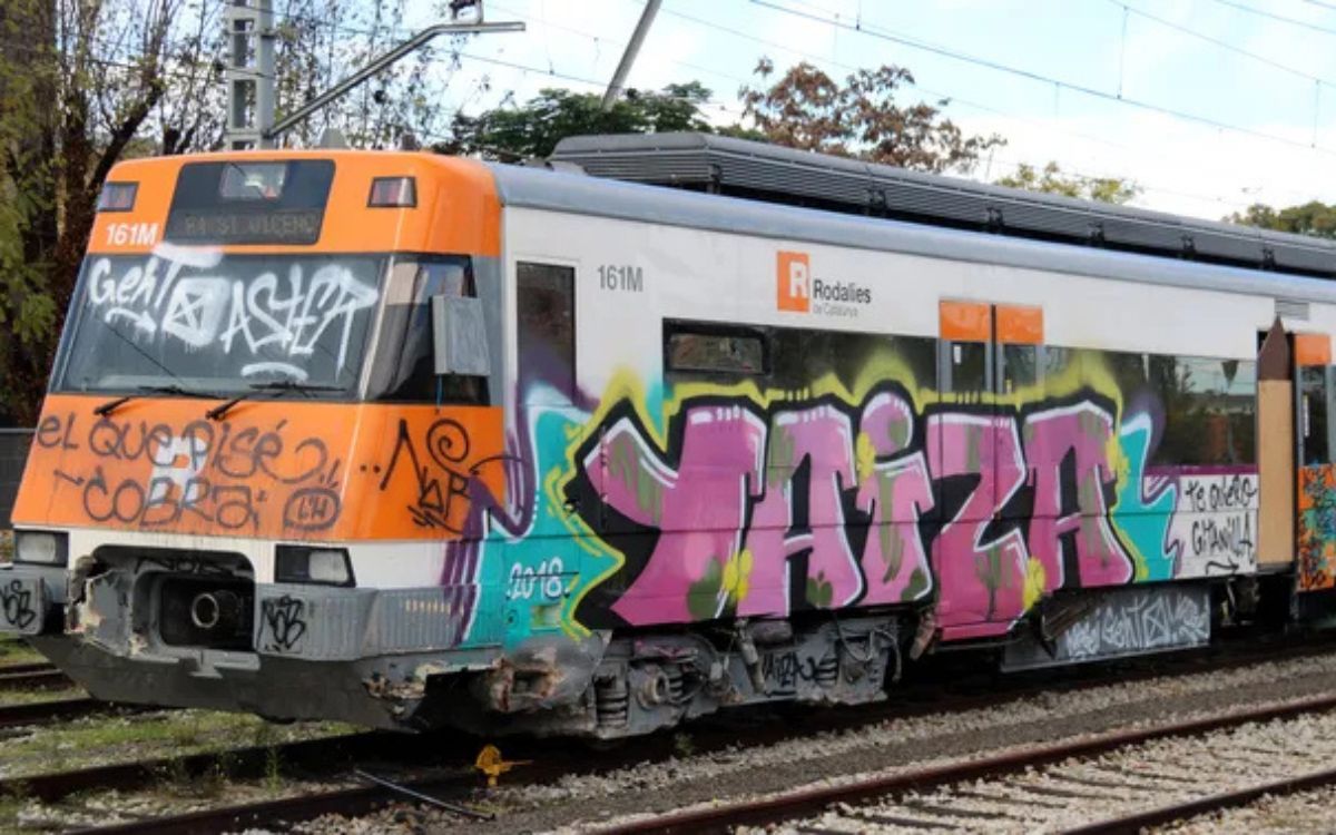 Imatge d'arxiu d'un tren de Rodalies ple de grafitis