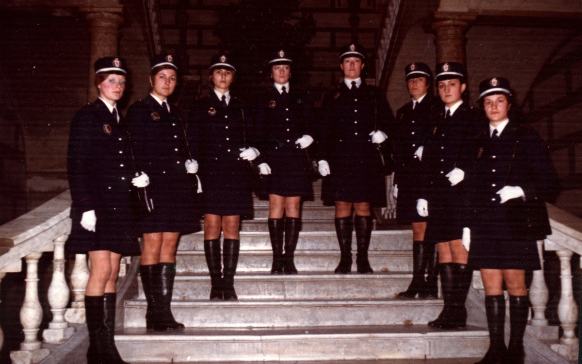 Les primeres vuit agents de la Guàrdia Urbana de Tarragona durant la seva presentació al Palau Municipal de la plaça de la Font.