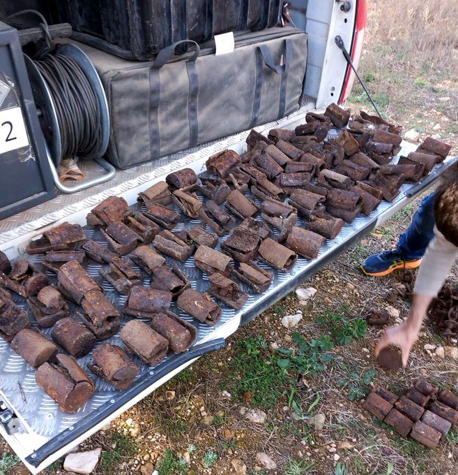 Les més de 90 granades de mà trobades en una cabana de pedra al Pla de Santa Maria