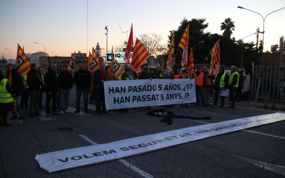 Una setantena de persones s'han concentrat a les portes d'Iqoxe.