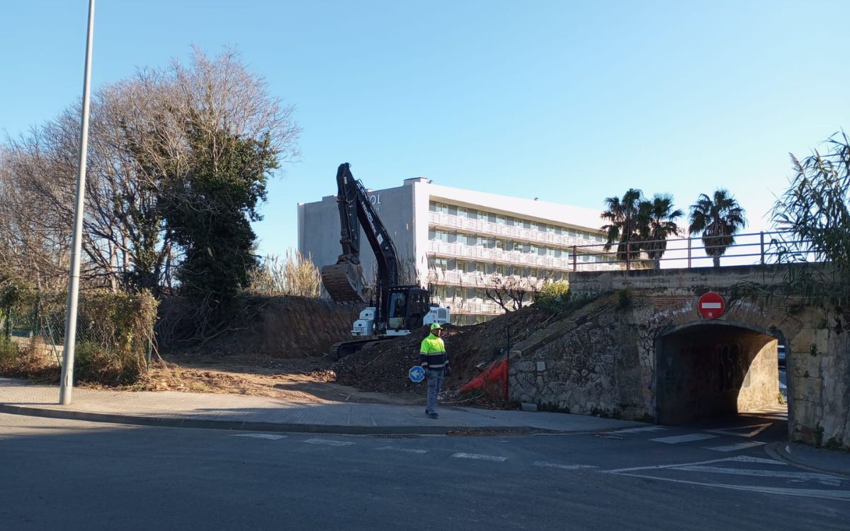 Ja s'han iniciat les obres d'enderroc del pont de la rotonda del vial del Cavet de Cambrils.