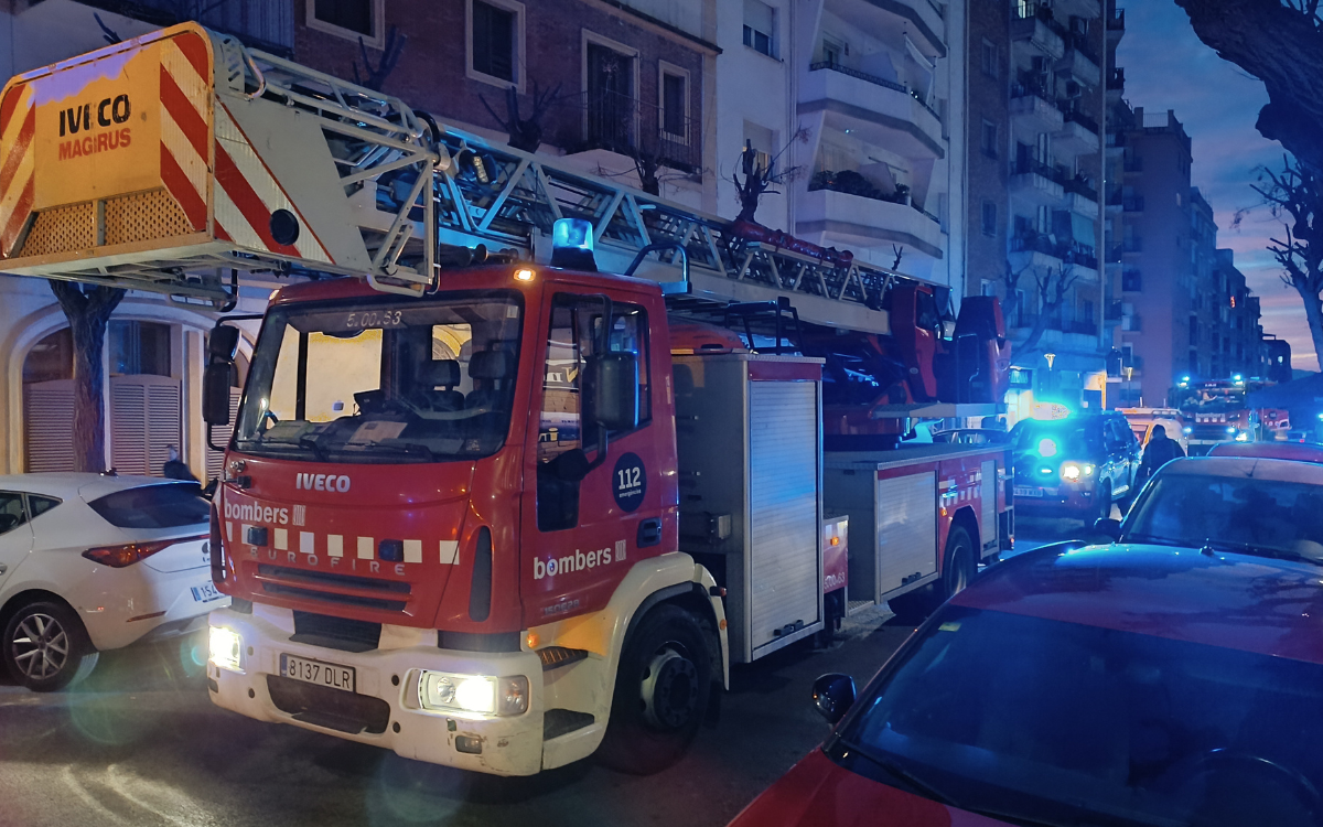 Els Bombers han mobilitzat sis dotacions per extingir l'incendi en un pis del carrer Caputxins de Tarragona.