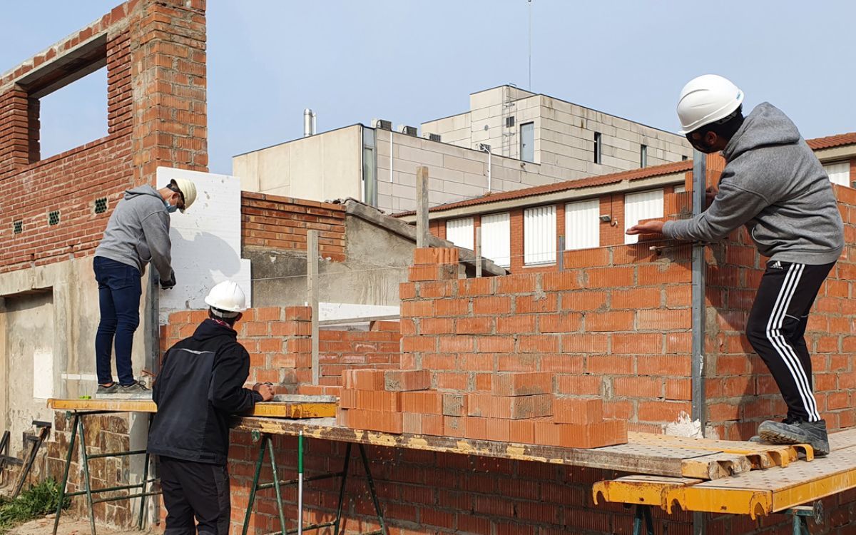 Imatge d'arxiu d'alumnes formant-se en l'ofici de la construcció