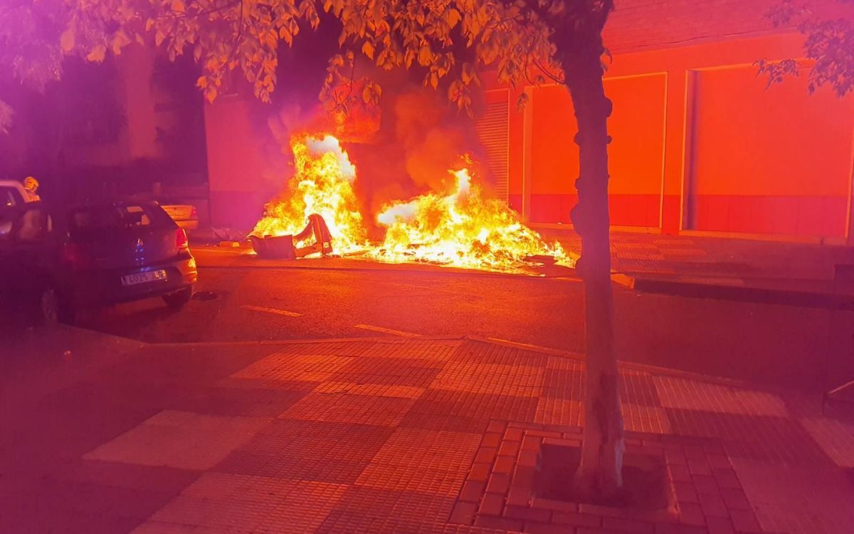 El piròman, un home de 55 anys, estava de pas per Reus i aprofitava l'estada per incendiar contenidors.