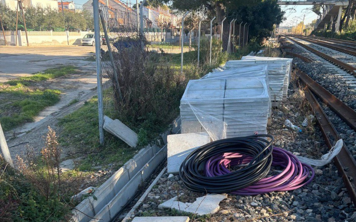 Imatge dels cables robats a les vies del tren a Torredembarra que els lladres havien deixat preparats per endur-se.