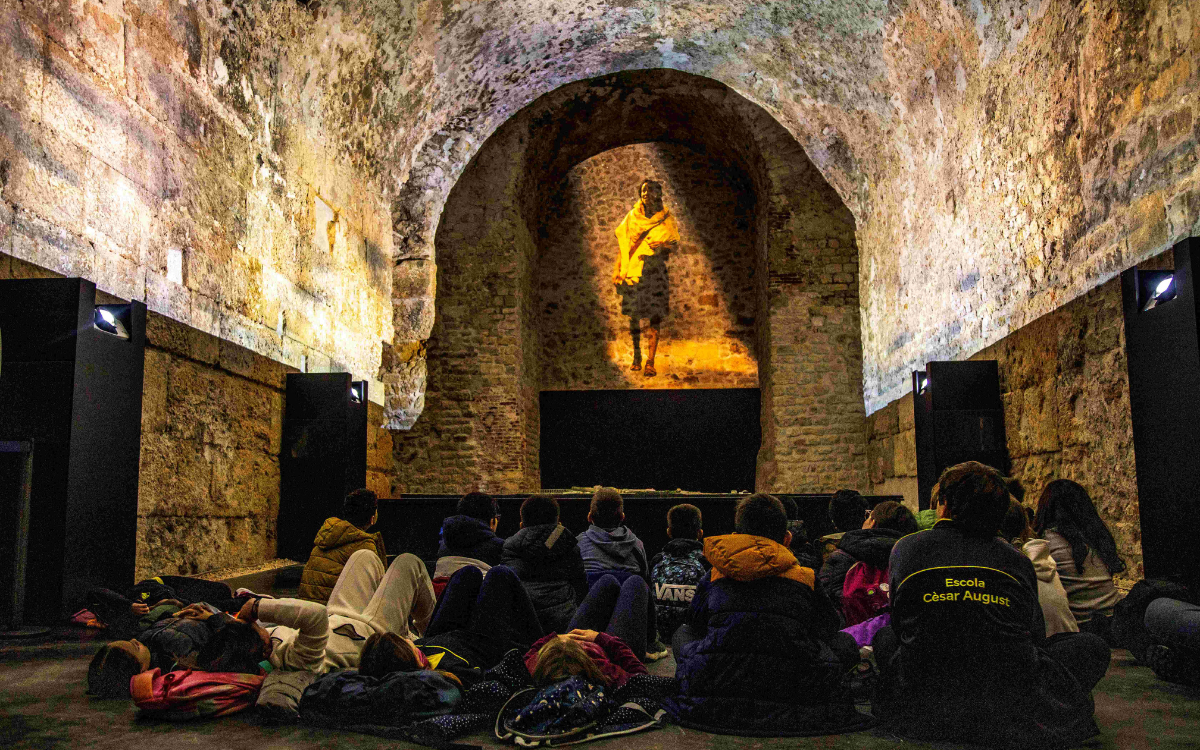 Imatge d'un dels grups d'escolars que han fet la visita als monuments de Tàrraco.