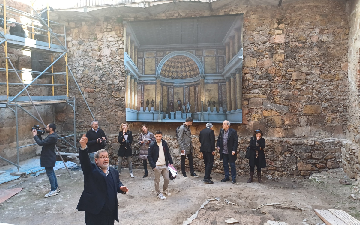 Andreu Muñoz explica els detalls del temple romà d'època Flàvia al recinte de la Catedral de Tarragona.