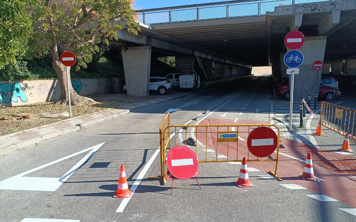 Imatge dels treballs per canviar la senyalització vertical i horitzontal del passeig del Miracle.